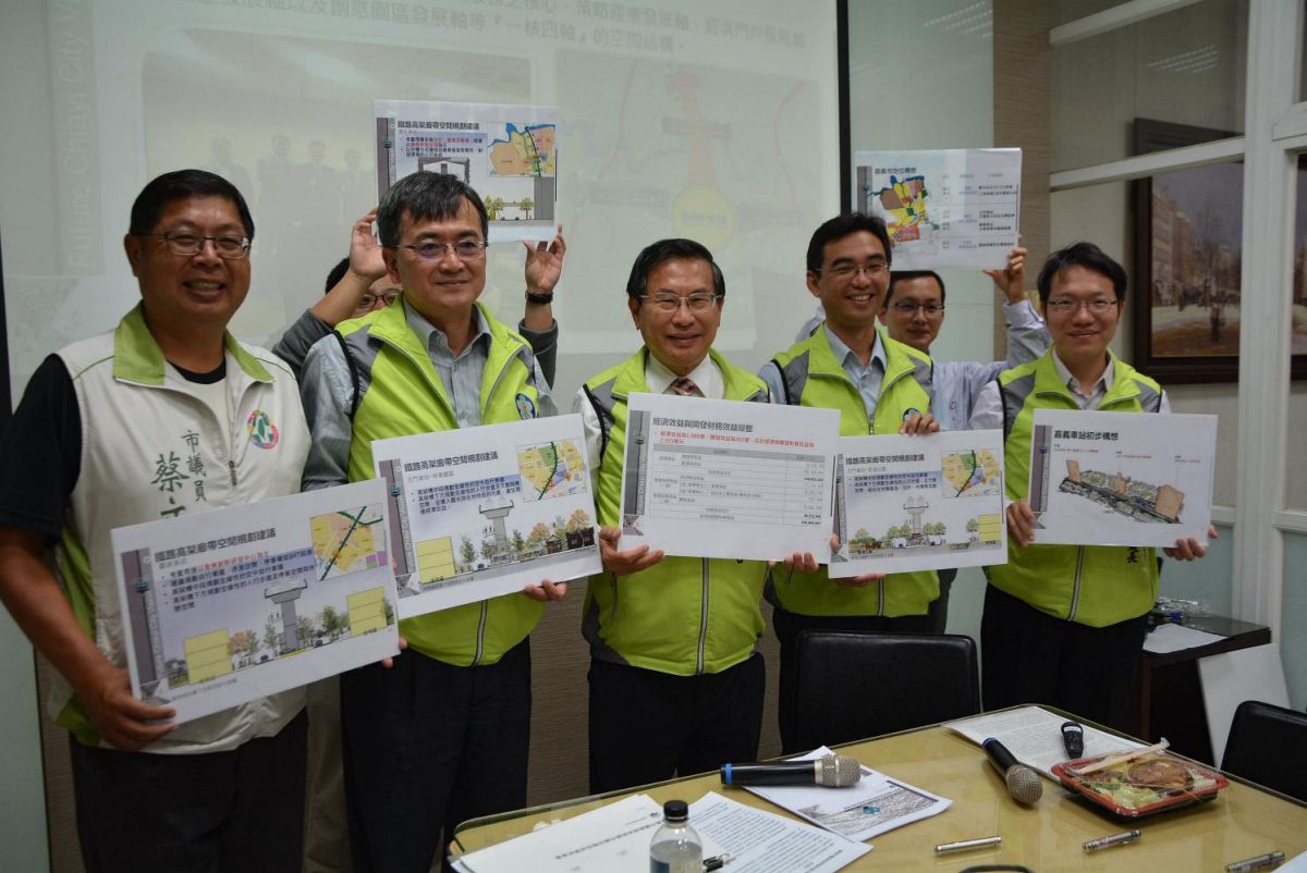 ▲涂醒哲率市府團隊說明嘉義市發展定位、嘉義車站初步構想方案及鐵高廊帶空間規劃。（圖／記者郭政隆攝影2018.12.14）