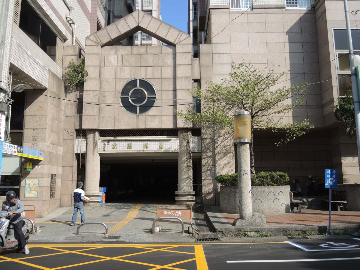 ▲員林國宅管理委員會針對商場產權纏訟近2年，台中高分院二審判決出爐，確認管委會當選無效，締優公司董事長賴志賢、委任律師李進建籲儘速改選管委會。（圖／記者陳雅芳攝，2018.12.14）