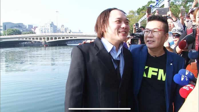 ▲沈玉琳找來扮演假王世堅的「阿虎」現身，來愛河幫忙兌現承諾。（圖／記者蔡佳宏翻攝,2018.12.14）