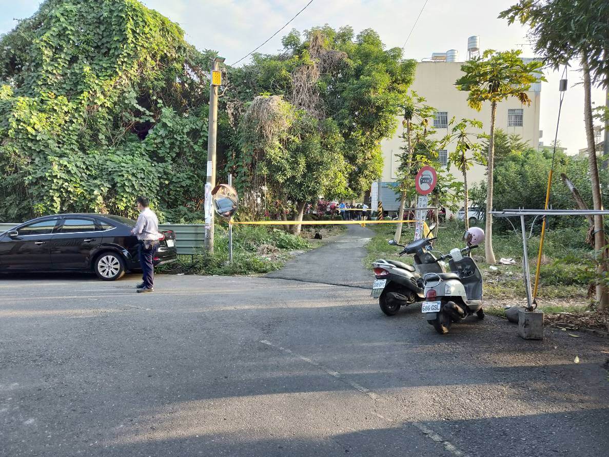 ▲田中鎮一名張姓男子在住家對面空地鋸芒果樹時，遭鋸斷的巨大樹幹壓住喪命，警方隨即封鎖現場並通知鑑識小組到場採證。（圖／記者陳雅芳翻攝，2018.12.14）