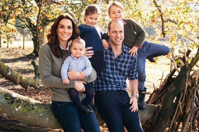 英國王室成員公佈2018年耶誕卡，威廉王子和凱特選擇了一家五口輕鬆的全家福，洋溢著幸福喜悅。（圖／翻攝Instagram）