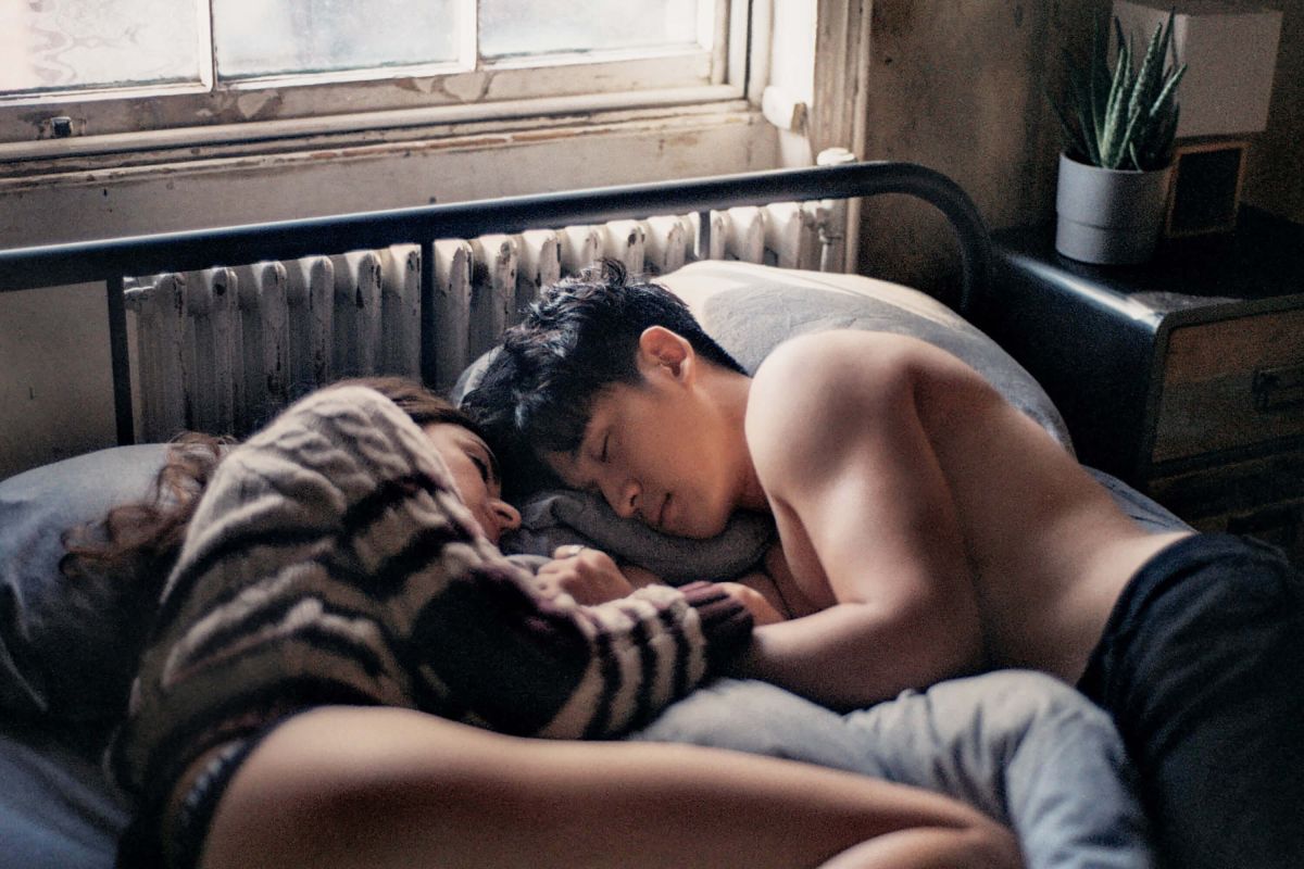 ▲周興哲「登大人」與性感女模拍攝床戲。（圖／索尼音樂提供）