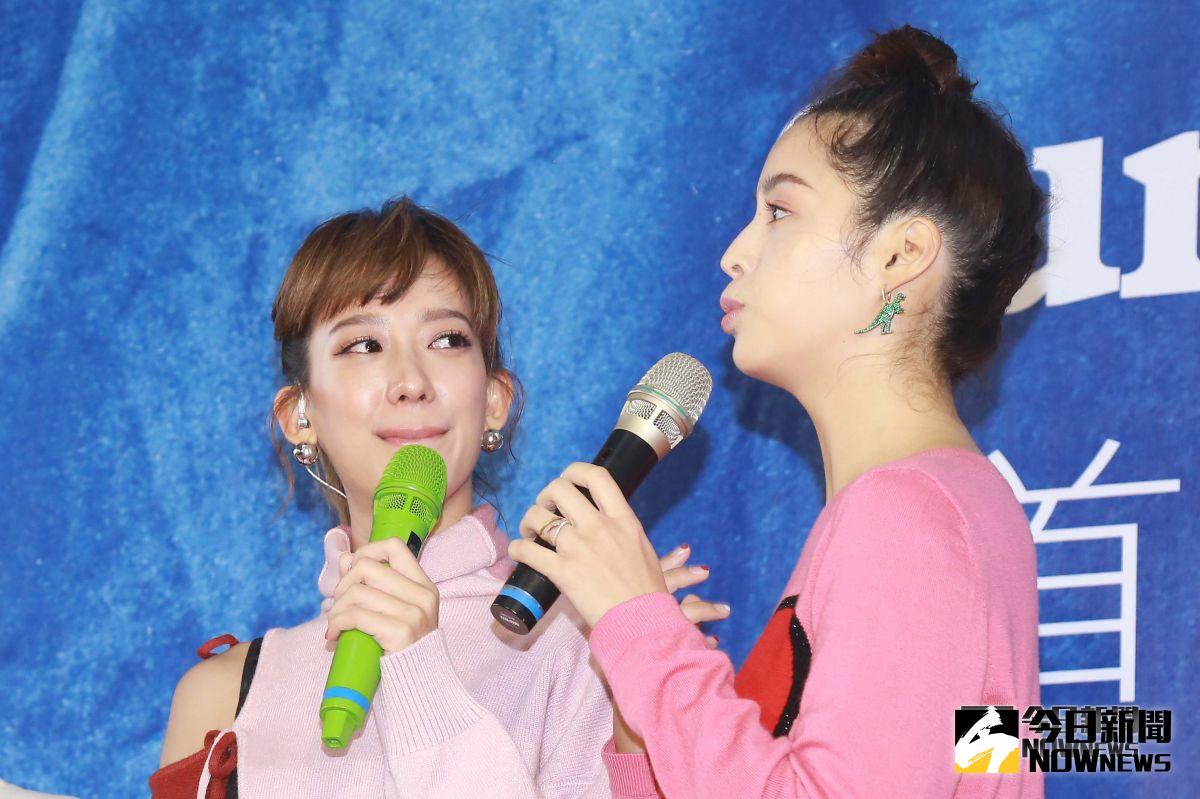 ▲孟耿如首張迷你專輯「不可愛」簽唱會，好姐妹莫允雯都來情義相挺，孟耿如哽咽哭泣。（圖／記者葉政勳攝 , 2018.12.15）