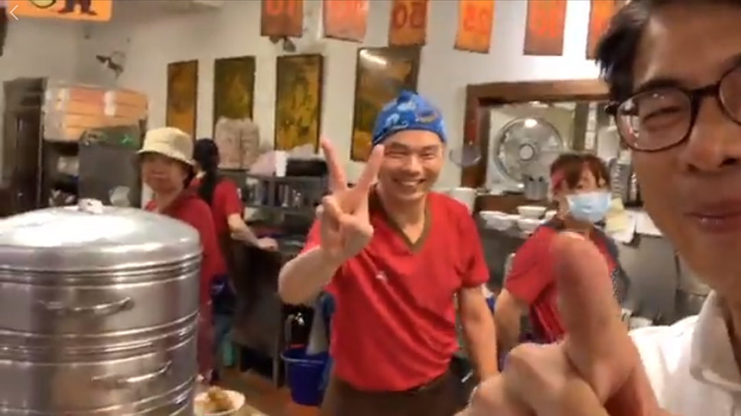 ▲肉粽店老闆曾在陳其邁的直播中露臉。（影片截圖／翻攝自陳其邁臉書, 2018.12.15）