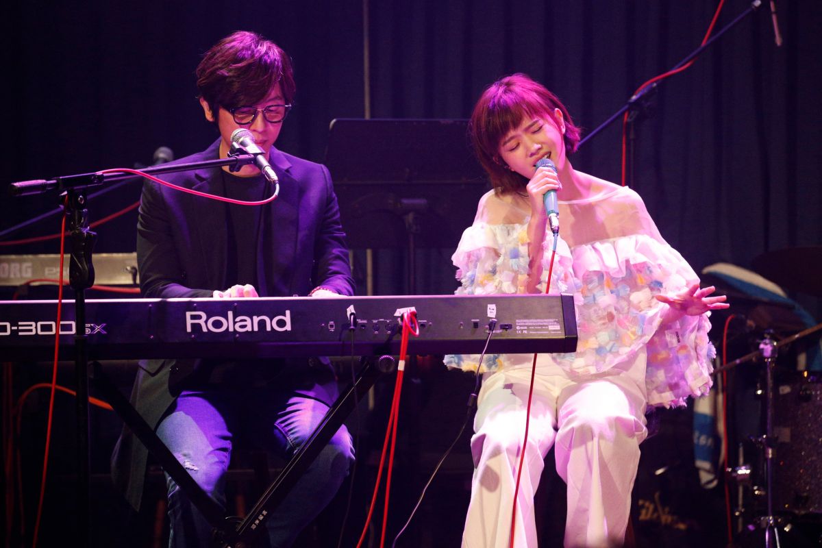 ▲方泂鑌（左）擔任嚴正嵐音樂會嘉賓。（圖／海蝶唱片提供）