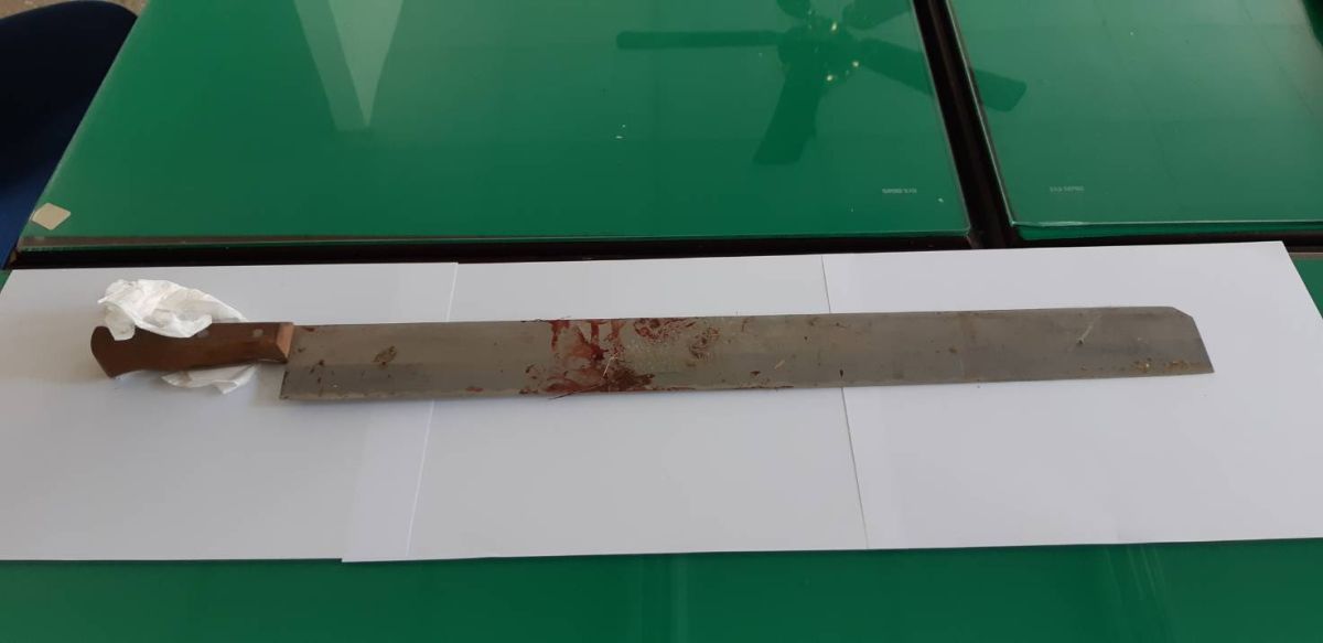 ▲行車糾紛持刀砍人的火爆老翁由警方帶回偵辦中，並查扣長約２尺半的西瓜刀。。（圖／記者簡勇鵬攝，2018.12.15）