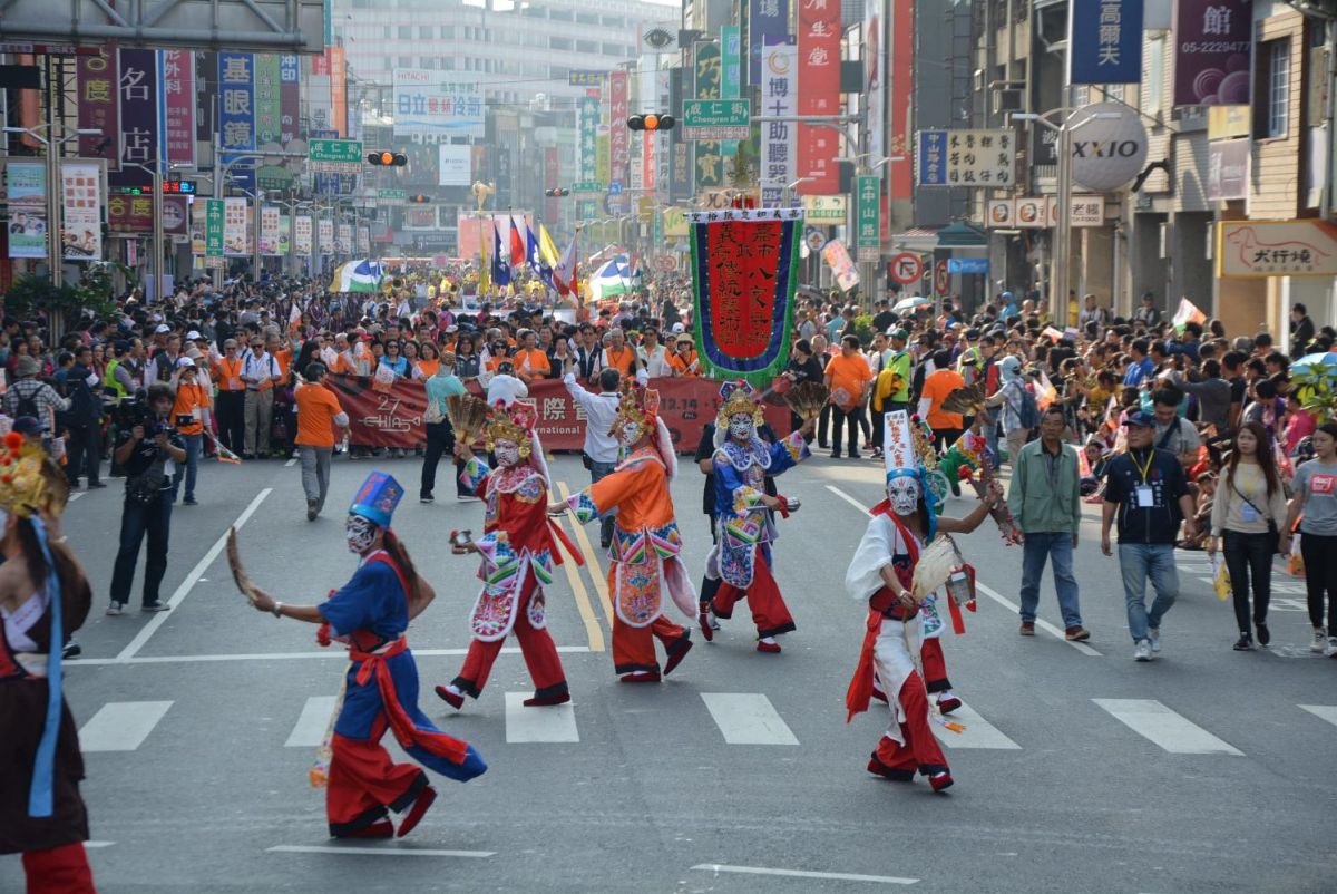 ▲踩街嘉年華由振裕堂八家將領軍前進。（圖／記者郭政隆攝影2018. 12.15）