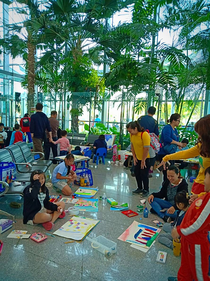 ▲第二屆「畫全球最美車站和紀念母愛生態公園」寫生繪畫比賽，在高鐵彰化站及陳羅蜜蜂生態紀念公園盛大舉行，來自全國各地的畫畫高手揮筆秀創意。（圖／記者陳雅芳攝，2018.12.15）