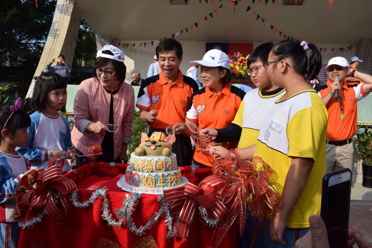 ▲南陽國小校長蔡維哲、立法委員蘇治芬與學生，祝南陽國小生日快樂。（圖／記者洪佳伶攝，2018.12.15）