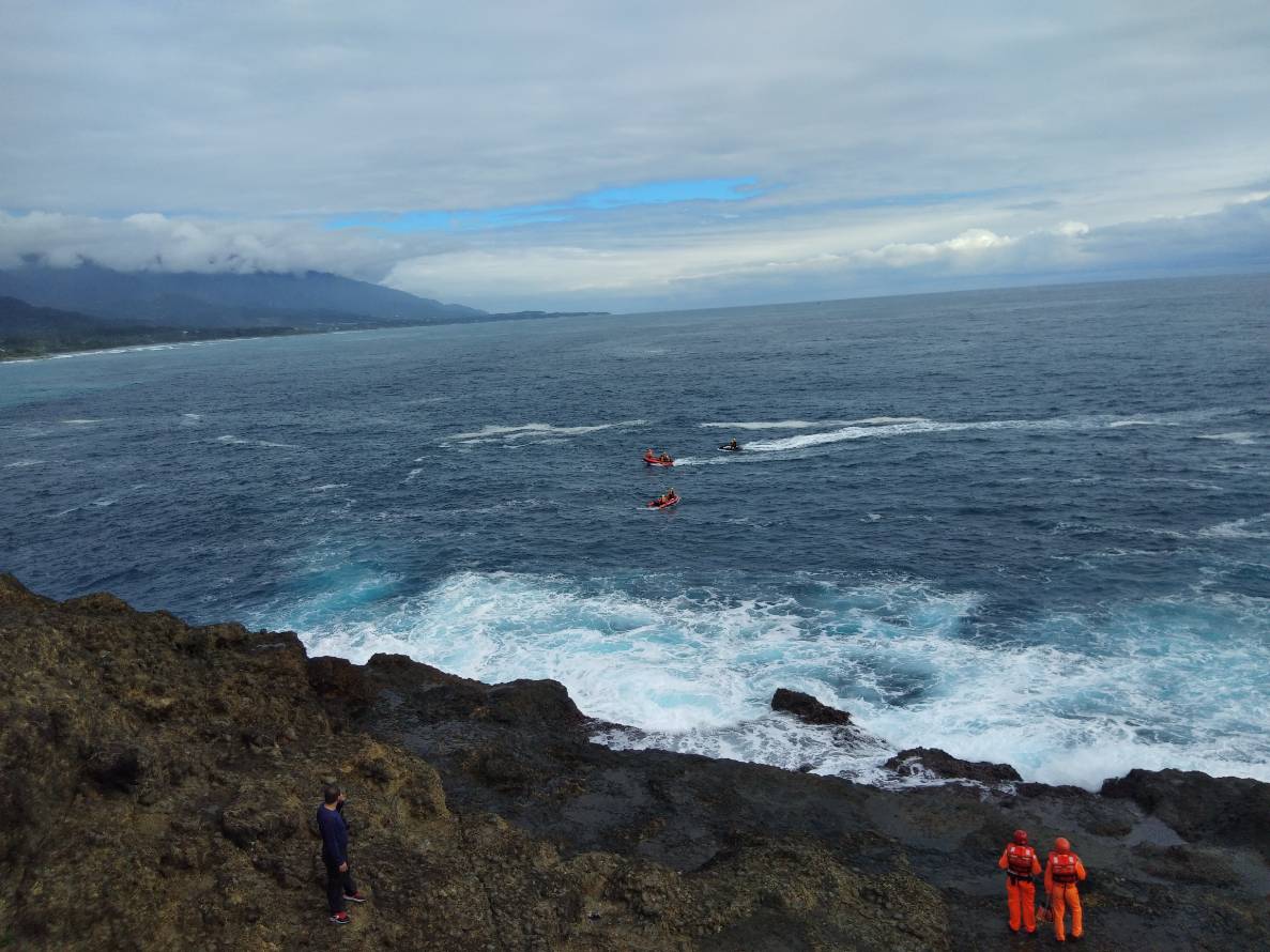 ▲台東烏石鼻驚傳釣客落海，目前警消還在進行搜救。（圖／記者鄭志宏翻攝）