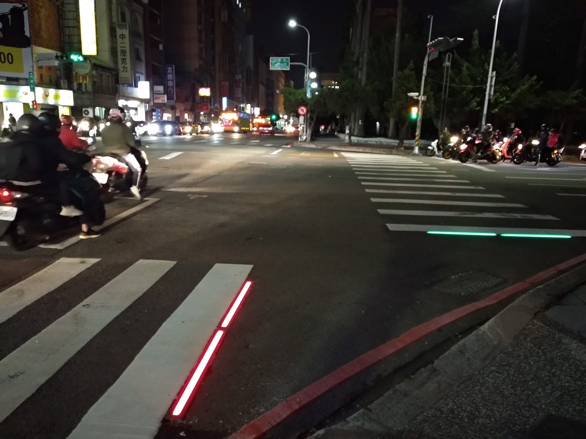 ▲路口紅綠燈號誌因停電或故障不亮時，哪一邊的車可以先過引發討論。圖為示意，非發生停電或故障路口。 （示意圖／交通局提供2018.12.16）