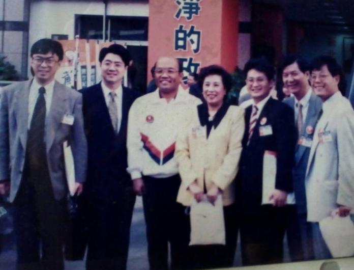 民進黨立委段宜康16日在臉書po出21年前的舊照片表示，「我越發想不透卓榮泰發那麼大的脾氣的由來？」（圖/翻攝自段宜康臉書）