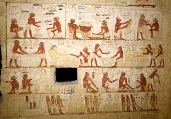 ▲埃及撒卡拉（ Saqqara ）金字塔群近日發現一座距今約 4400 年的祭司墓室。（圖／埃及古物部提供）