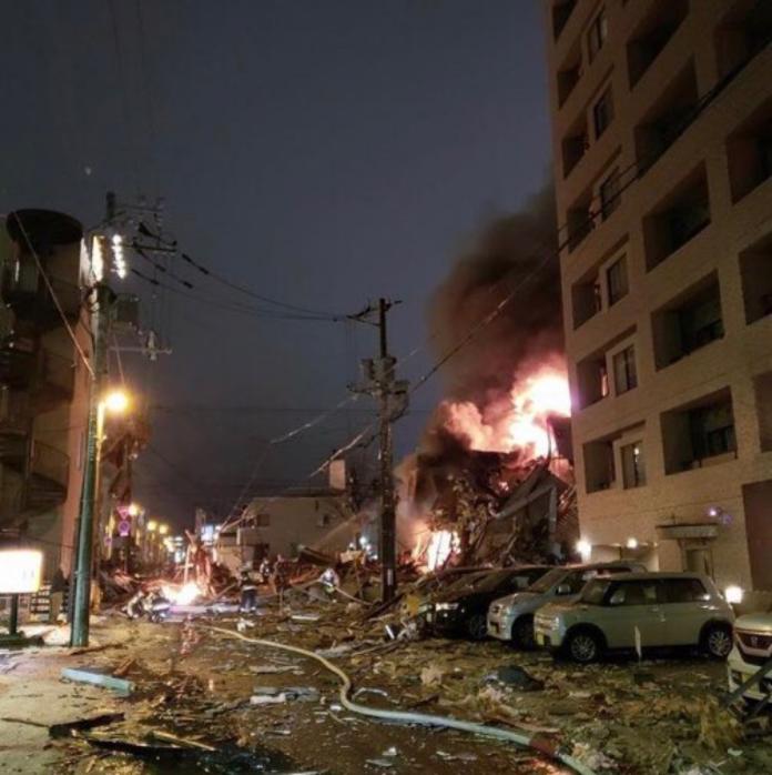 ▲整棟建築倒塌！北海道居酒屋驚傳爆炸，20 人受傷送醫。（圖／翻攝自推特）