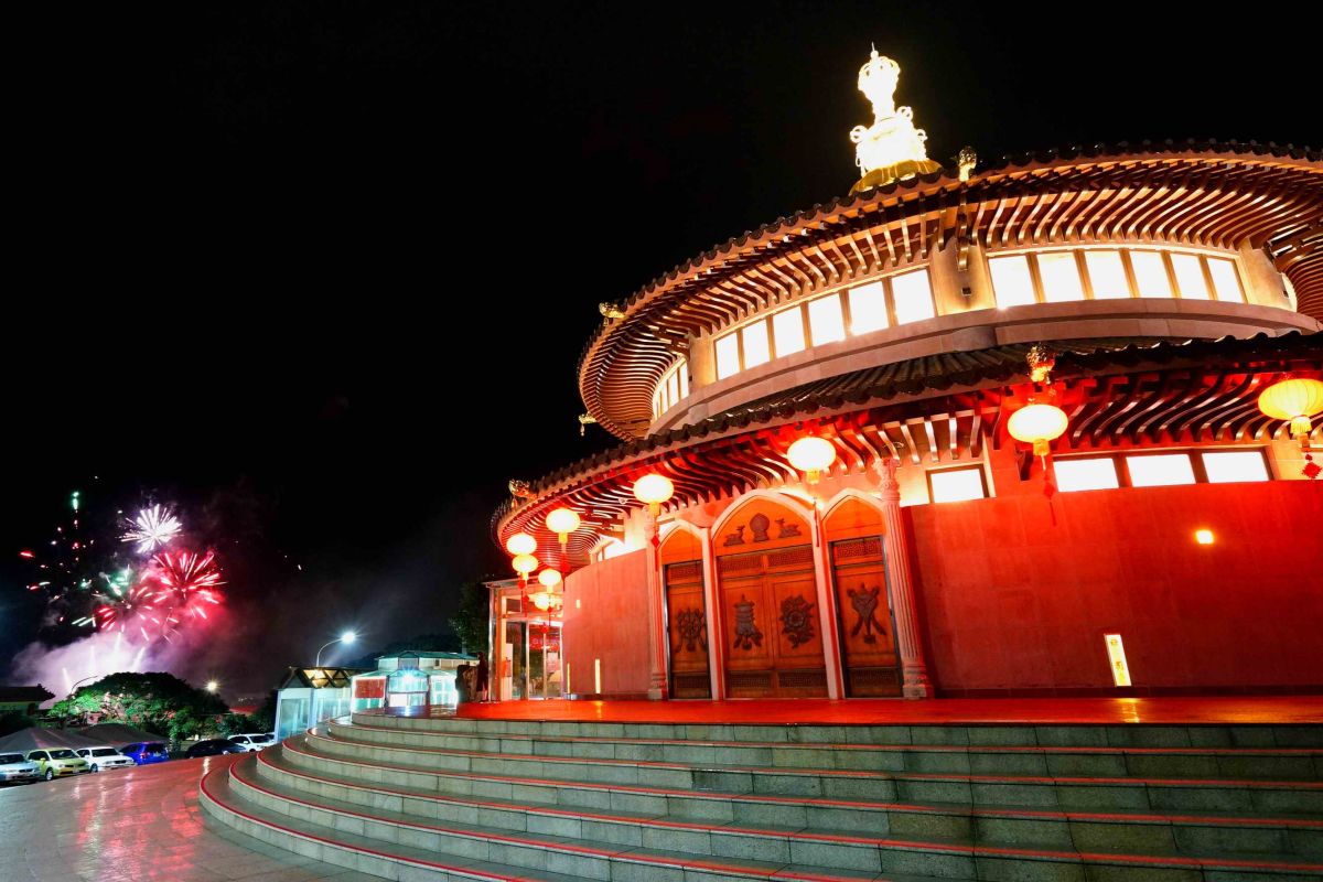 ▲靈鷲山聖山寺的光雕藝術工程，不僅是福隆知名的心靈地標，夜間也是亮點指標。（圖／靈鷲山佛教教團提供）