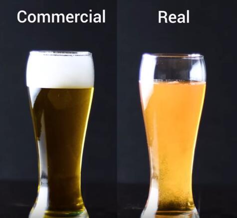 ▲啤酒廣告會在杯子裡加一點洗碗精，讓泡泡更多。（圖 / 翻攝自 Youtube ）