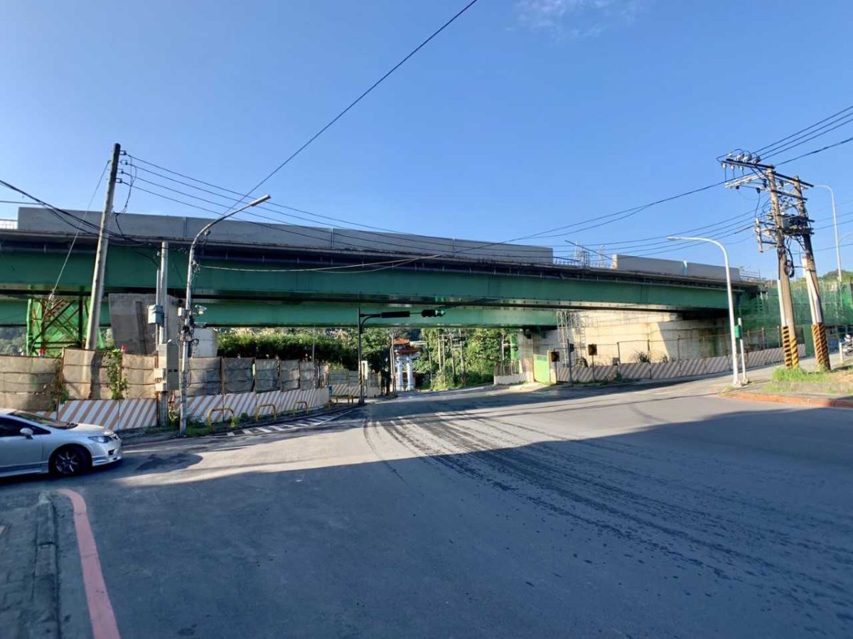 ▲安坑輕軌共設置４個平面車站，５個高架車站，目前施工中。（圖／信義房屋提供）