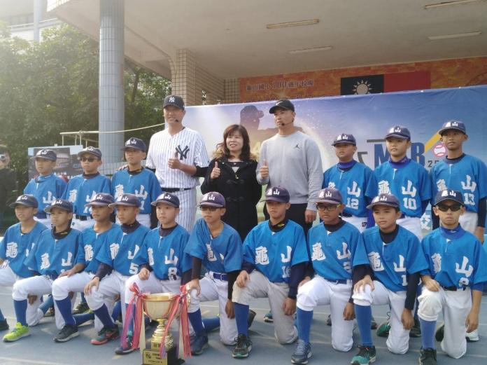 擁有多年大聯盟資歷的選手-王建民，擔任這場 「MLB CUP Taiwan 前進校園」一日講師，來將其努力重返大聯盟的經驗及棒球 知識傳授給龜山國小冠軍隊的小球員們。（圖／黃建霖攝）