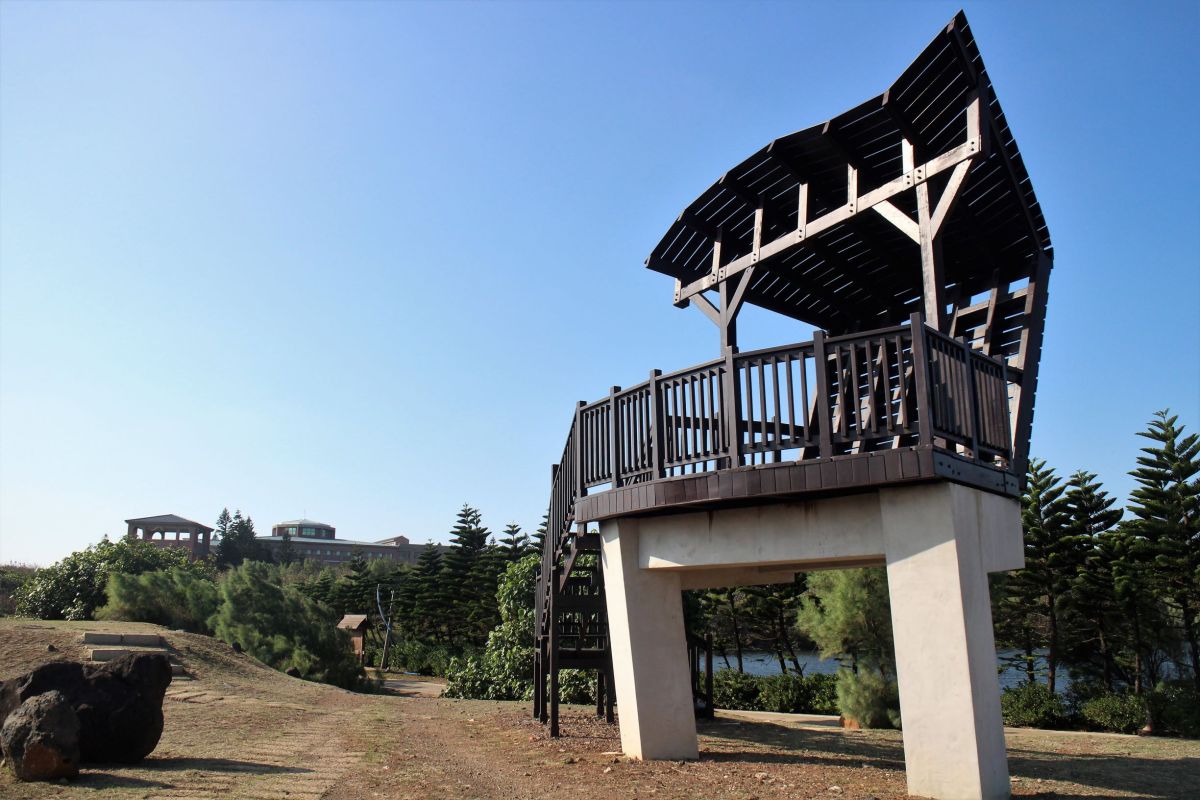 ▲澎湖雙湖園的賞鳥亭因為經費不足成品造型奇特引發民眾熱議(圖/記者張塵攝)