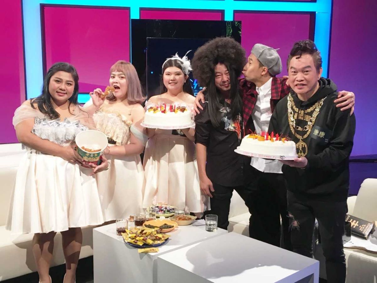 ▲康康（右起）、浩子幫乱彈阿翔慶生。（圖／公視提供）