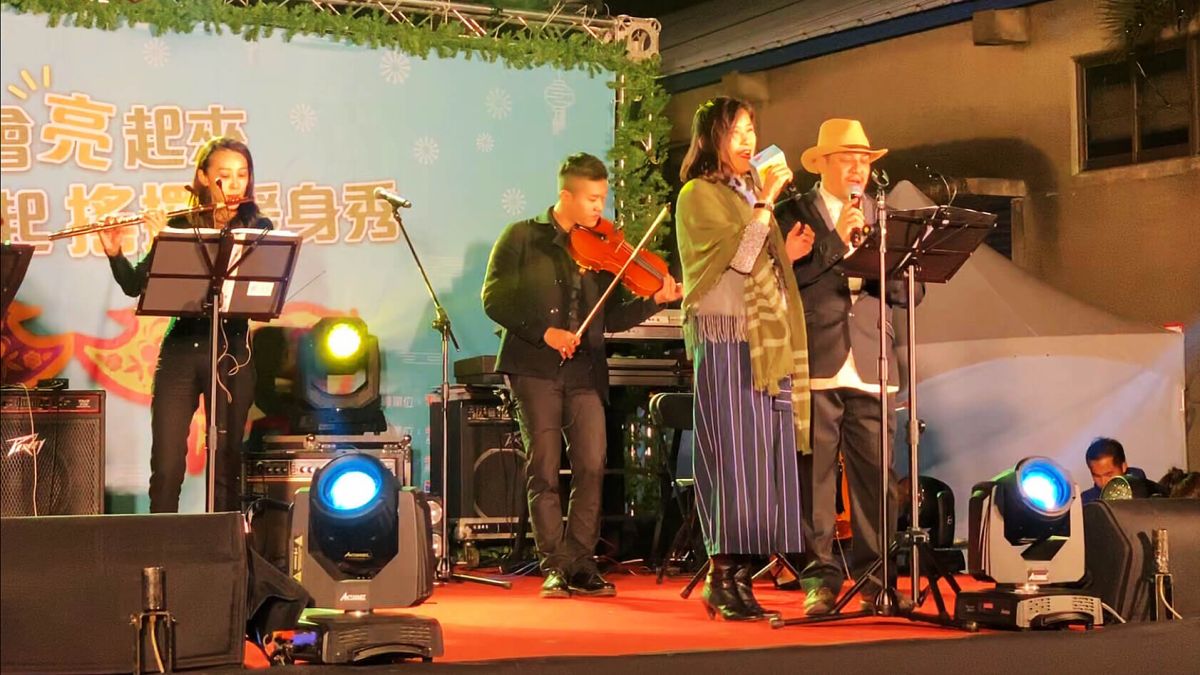 ▲曾姿雯與歌手現場合唱高歌，讓民眾在樂聲中享受港都魅力。（圖／記者郭俊暉攝, 2018.12.17）