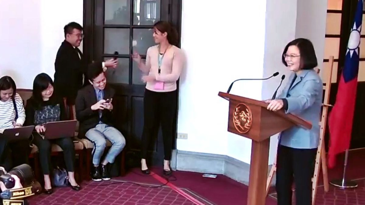 蔡英文總統迴廊談話。（圖 / 總統府提供，2018.12.18）