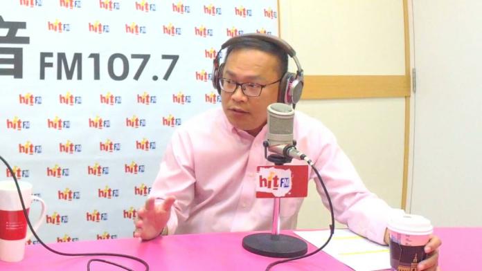 ▲台中巿（北區、北屯區）立委補選候選人王義川，接受廣播節目主持人周玉蔻專訪，形容王義川的參選是跳火坑 (圖／柳榮俊翻攝2018.12.18)