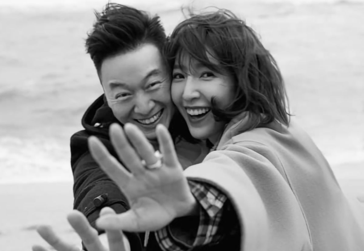 ▲楊謹華（右）宣布與美籍石油商男友登記結婚。（圖／臉書）