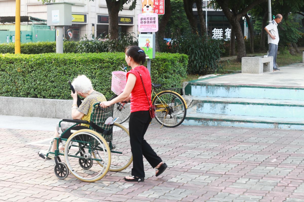 ▲根據人力銀行調查，2019年企業最看好題材與職缺Top5中有長照/銀髮相關議題，近5年來的職缺有122.9%的成長。（圖／NOWnews資料照） 