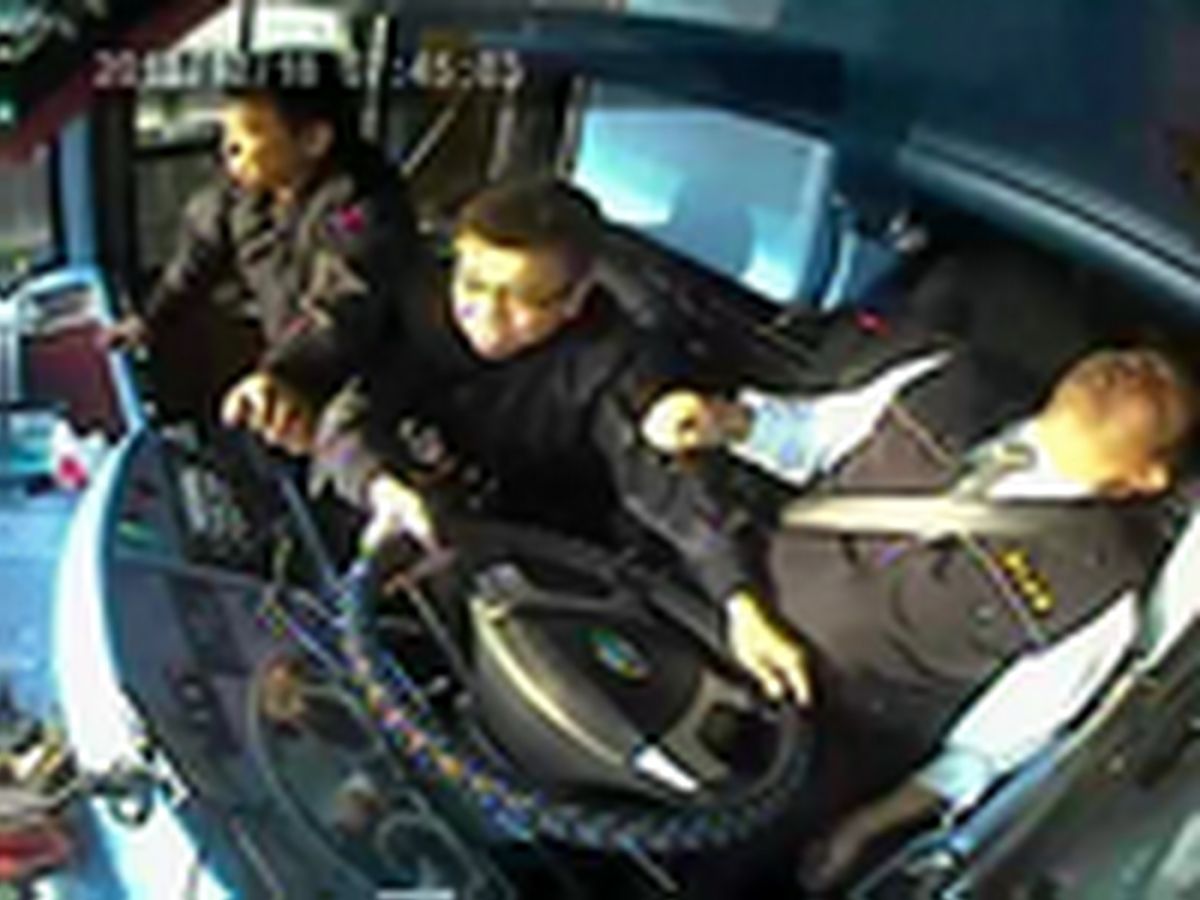 ▲王姓遊覽車駕駛載運出殯隊伍家屬行經國道3號，一度用左手摀著胸口，突然陷入昏迷，車上乘客協助拼命抓著方向盤，幸未釀成翻車意外，緊急呼叫119救護車將昏迷的司機送醫急救。（圖／記者陳雅芳翻攝，2018.12.18）

