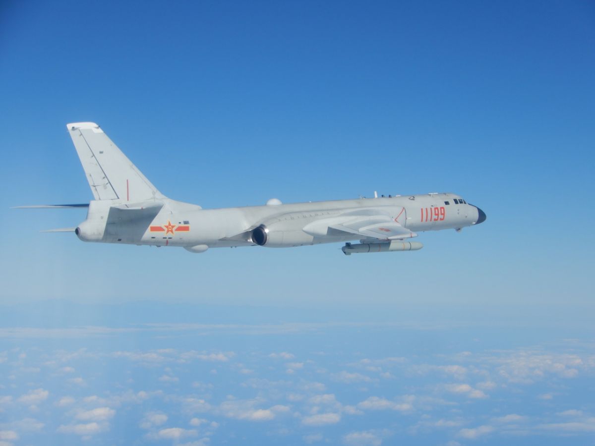 ▲空軍12日發布共機動態，25架共機侵犯台灣西南防空識別區（ADIZ），是自國防部開始公布動態以來架數最多一次，立委王定宇認為，可能因近期的幾項國際事件，使得中共玻璃心再現。圖為轟6k機型。（圖／國防部提供）