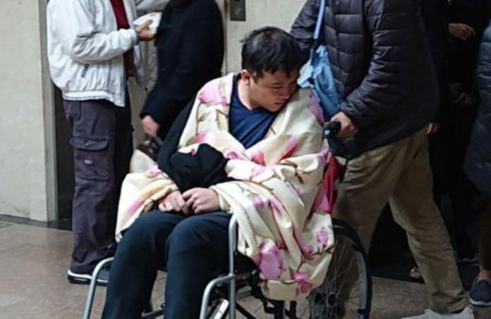 本名黃照岡的黃琪（坐輪椅者）被控涉詐騙車商招待免費駕乘旗艦車，台北地方法院18日開庭審理，黃琪坐著輪椅出庭，且表達疑似出現障礙。中央社記者王揚宇攝　107年12月18日