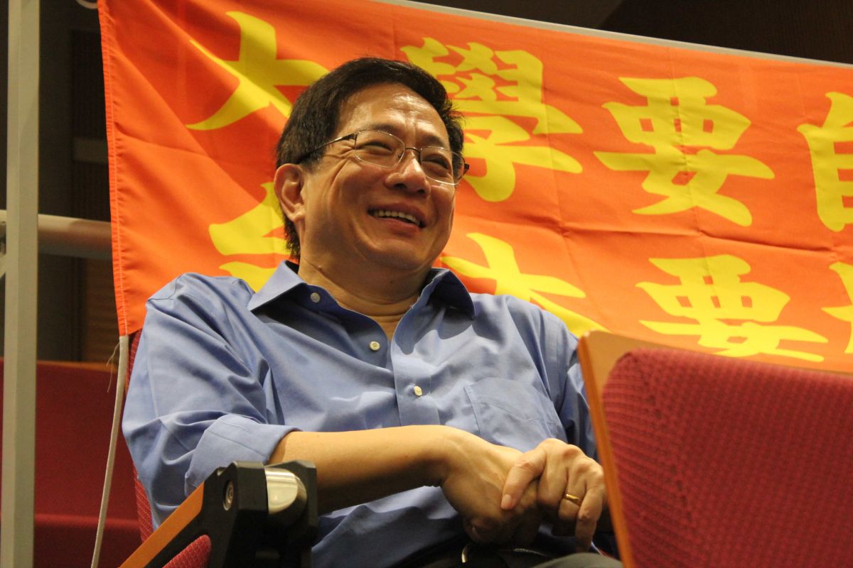 ▲律師俞百羽曾受台大學生委任提出假處分，他於受訪時表示，在訴願程序中做言詞辯論的狀況十分少見，評估是行政院有意處理延宕已久的台大校長遴選案。圖為管案當事人管中閔。（圖／記者許維寧攝）