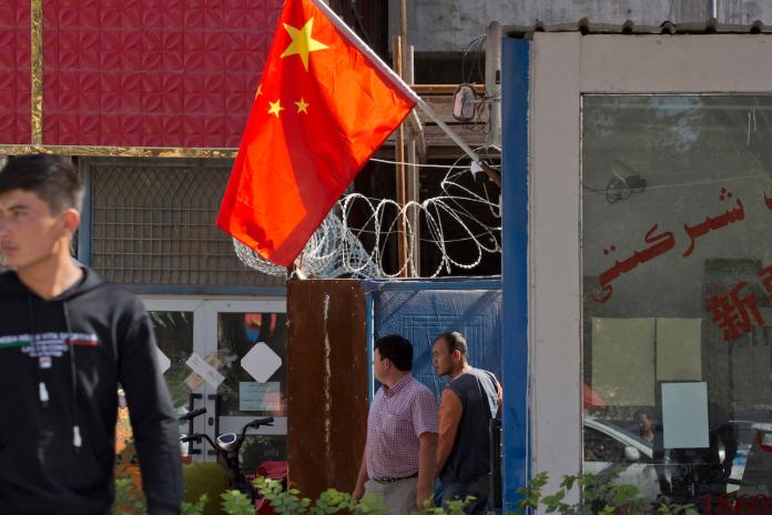 中國大陸政府近來屢傳強迫穆斯林吃豬肉，如果拒吃，就會被帶到「政治培訓中心」羈押。（圖／美聯社／達志影像）