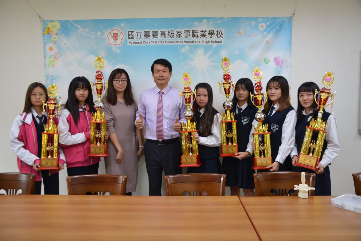 ▲楊世圳校長、指導老師與獲獎學生合影。（圖／記者郭政隆攝影2018.12.18）