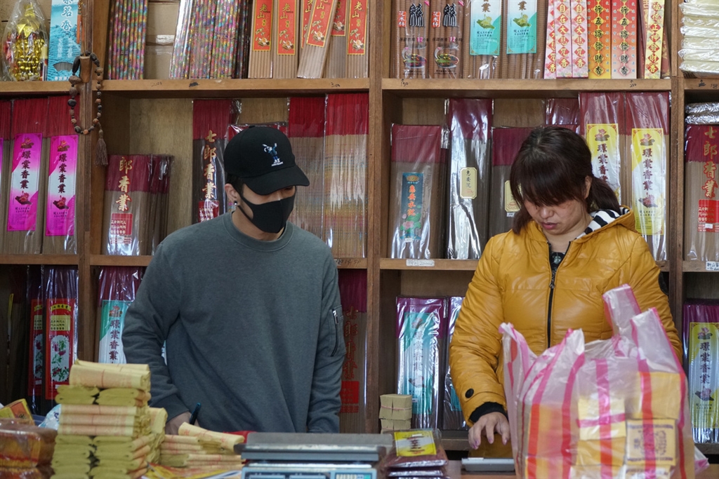 ▲20歲林姓男子16日清晨幫母親送貨，在石碇區與4輛法拉利超跑發生車禍，維修費恐逾新台幣千萬元。新店警分局楓子林派出所陸續接到民眾來電，表達願意捐款或提供法律意見，將把聯繫方式提供林男。圖為林男母親（圖右）經營的金紙店。中央社記者林長順攝 107年12月18日