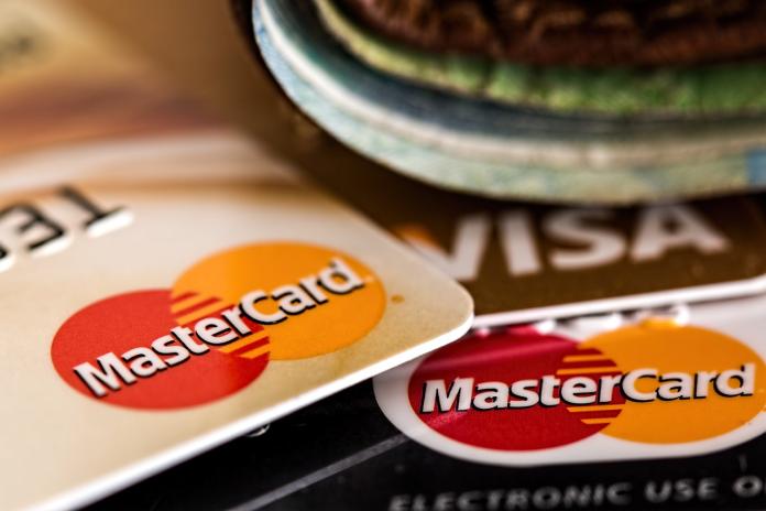 ▲選擇信用卡也是聰明消費的一環，如何選擇也需要貨比三家。（圖 / 翻攝自網路）