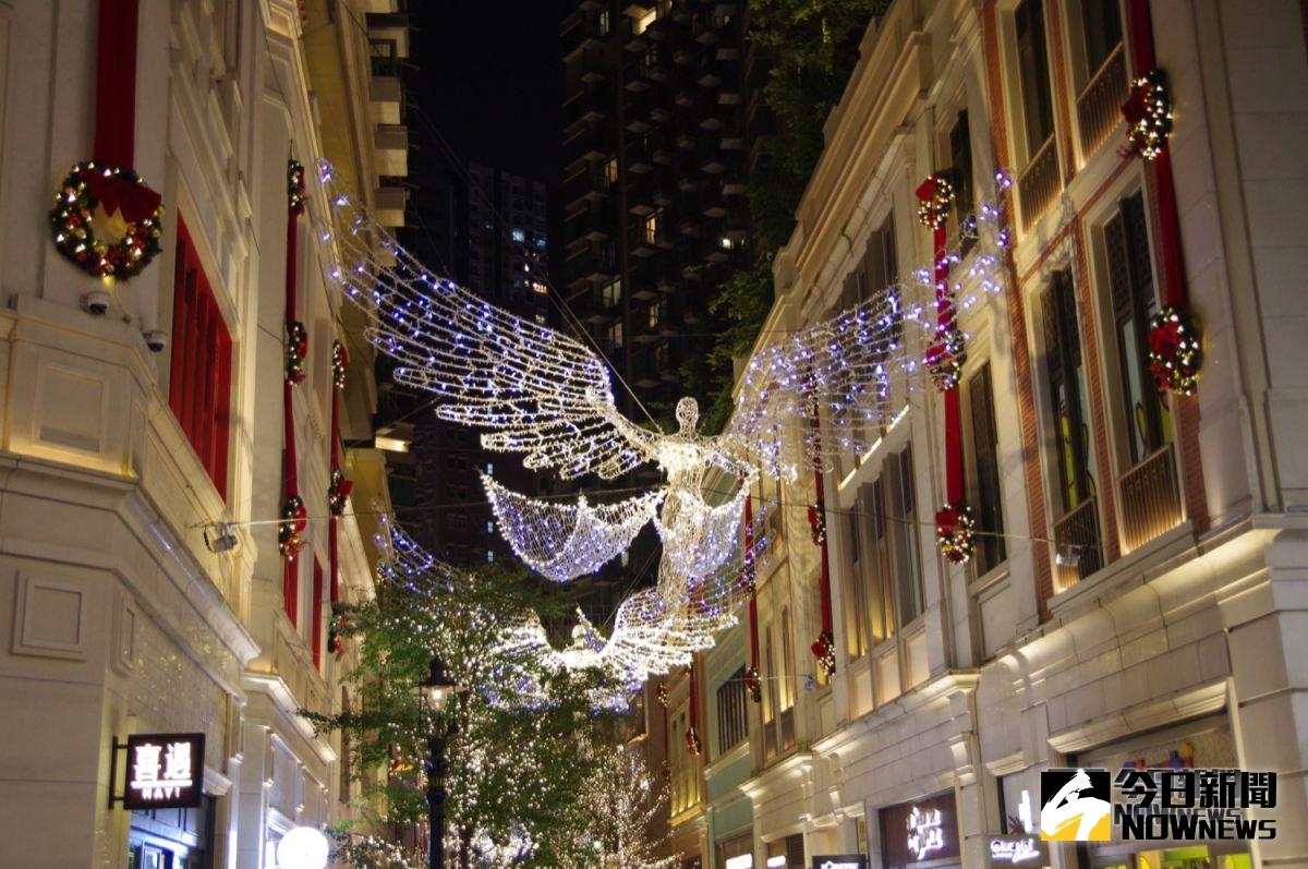 ▲香港聖誕節到處都有繽紛浪漫的布置，今年更加碼將倫敦攝政街著名的天使燈飾 The Spirit of Christmas 完整複製過來，打造原汁原味的英倫聖誕街景。（圖／記者陳致宇攝）