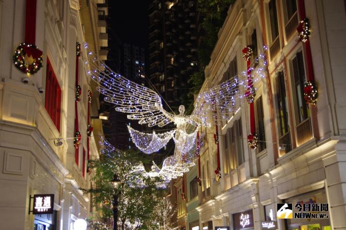 ▲香港聖誕節到處都有繽紛浪漫的布置，今年更加碼將倫敦攝政街著名的天使燈飾 The Spirit of Christmas 完整複製過來，打造原汁原味的英倫聖誕街景。（圖／記者陳致宇攝）