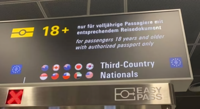 德機場開放10國可快速通關「包括台灣」　看板標示我國旗
