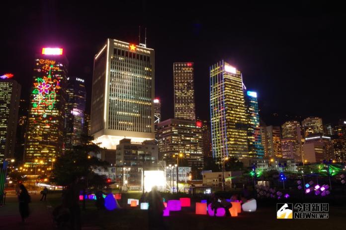 ▲香港即日起至明（ 2019 ）年 2 月 24 日舉行首屆「閃躍維港燈影節」，在中西區海濱長廊打造多項燈光藝術作品。（圖／記者陳致宇攝）