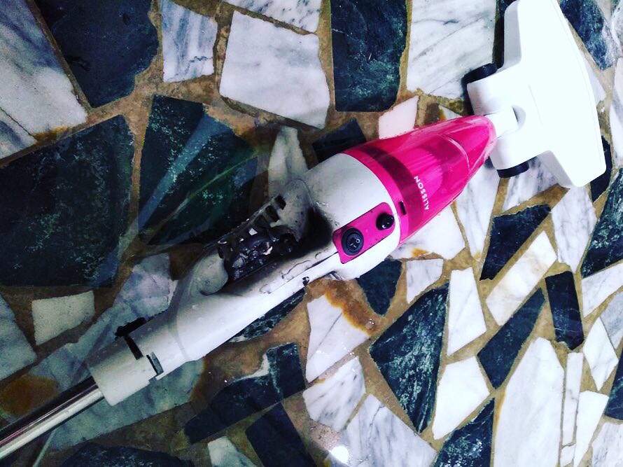 ▲自燃的「ALISSON直立式手持HEPA吸塵器」。(圖/記者陳聖璋翻攝)