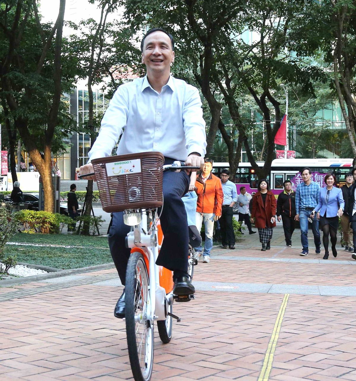 ▲朱立倫今日試乘E-YouBike，希望未來可讓民眾更輕鬆、優雅的騎乘單車。（圖／記者陳志仁攝,，2018.12.19）