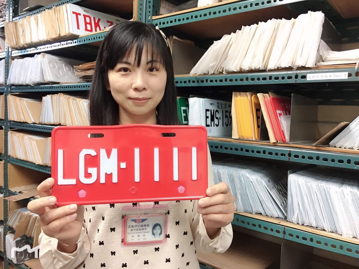▲彰化監理站辦理紅牌大型重機、普通重機等車牌網路標售，唯一大型重機1111「超級車牌」，預料將掀起搶標熱潮。（圖／記者陳雅芳攝，2018.12.19）
