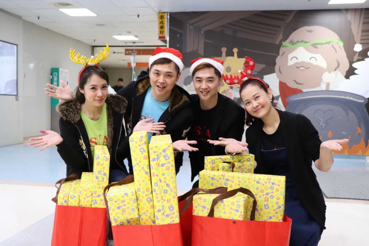 ▲洪百榕（左起）、宋達民、宋逸民、陳維齡一起做公益。（圖／藝起發光協會）