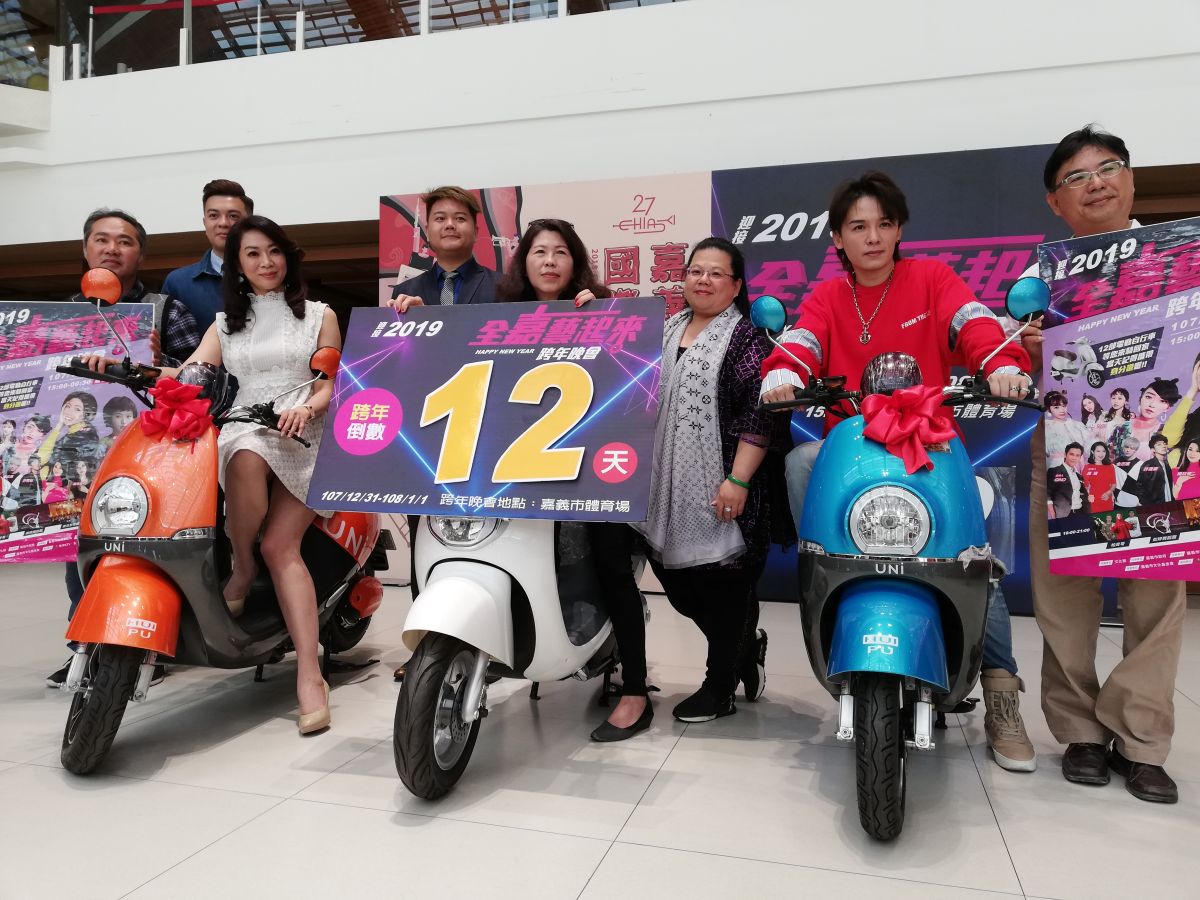 ▲嘉義巿跨年晚會吹在地風，有18組在地團隊及藝人參與，更有李千娜、董育君、楊欣樺、金志遙等星光壓軸陪大家迎新年。（圖/記者邱嘉琪攝，2018.12.19）