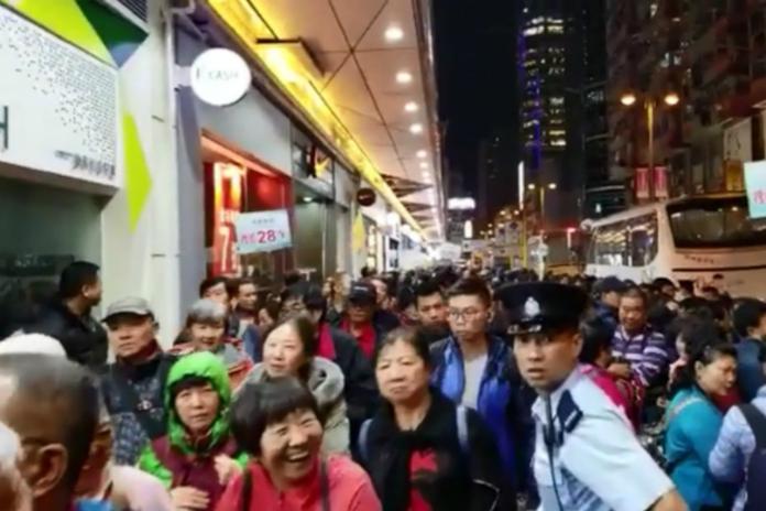 陸客攻陷香港！遊客與居民爭路　遊覽車大街違停　
