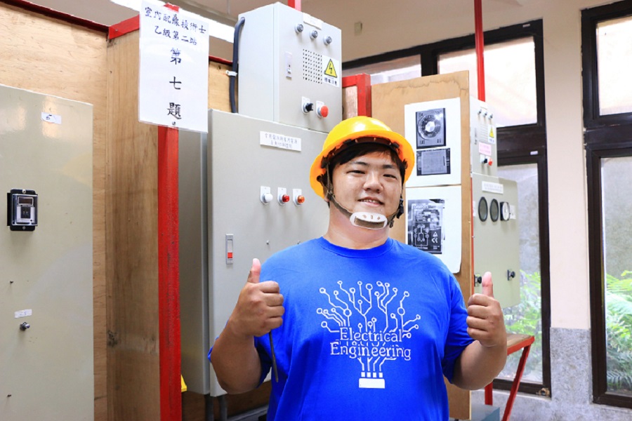 ▲黃柏期受父親鼓勵，升學努力學習，目前擁有近13張證照，還獲得技職之光的榮耀。（圖/吳鳳科大提供，2018.12.19）