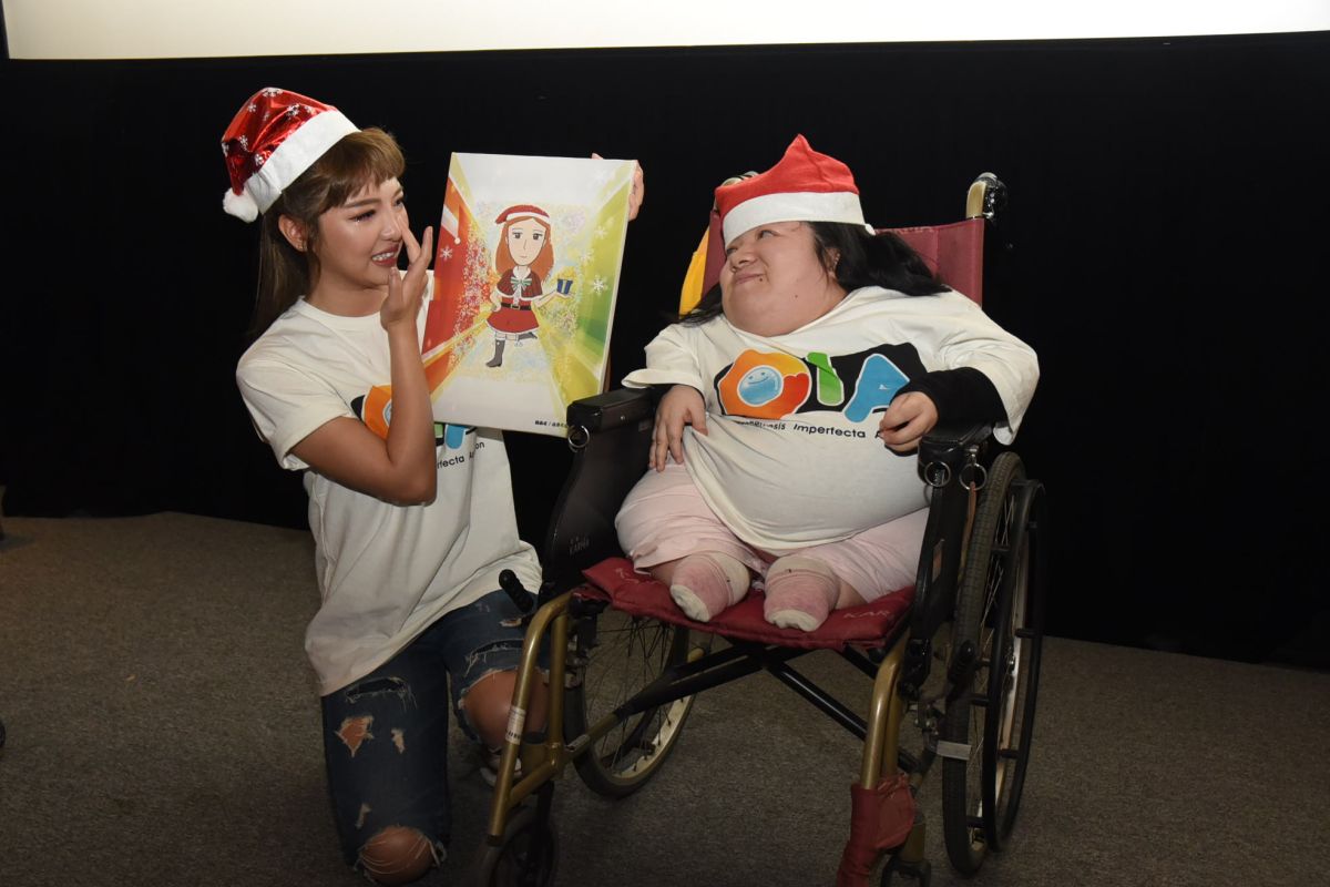 ▲何美聽到病友唸的卡片，忍不住落淚。（圖／先天性成骨不全症關懷協會）