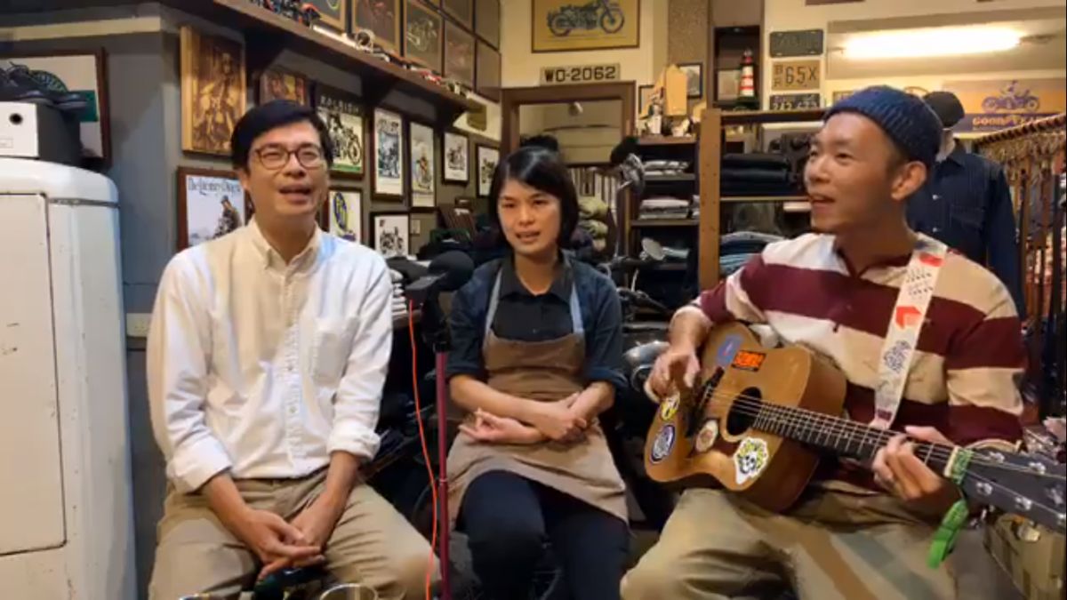 ▲陳其邁19日晚間開直播，找來女邁粉和歌手林宗興聊天、唱歌。（圖／翻攝自陳其邁臉書, 2018.12.19）